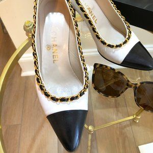 VINTAGE Chanel Pumps with Gold Chain Black/White